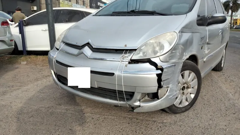 Citroën Xsara Picasso con el frente destrozado, antes de la reparación
