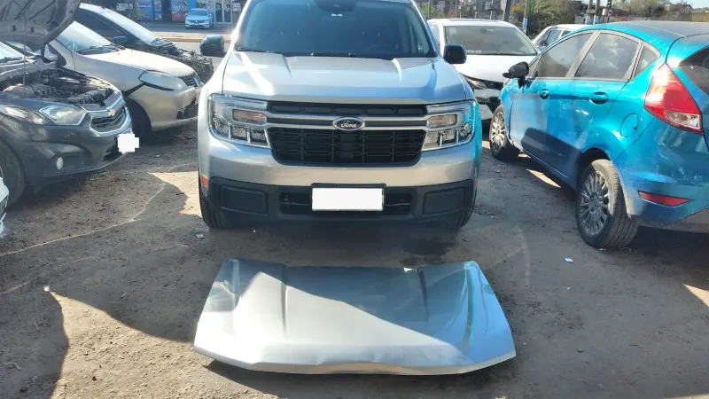 Ford con el paragolpes trasero desmontado